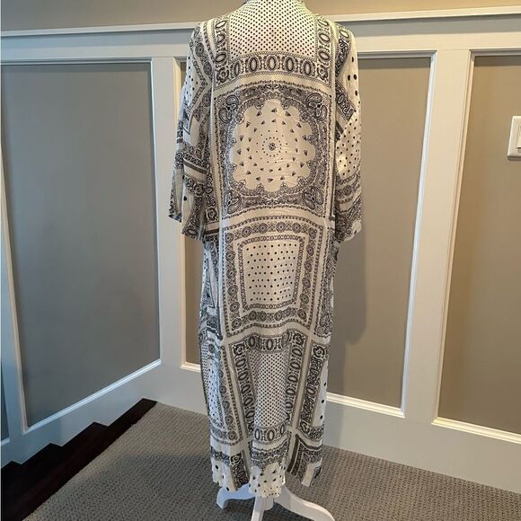 Lush black and white open front, midi duster. - Picture 4 of 5